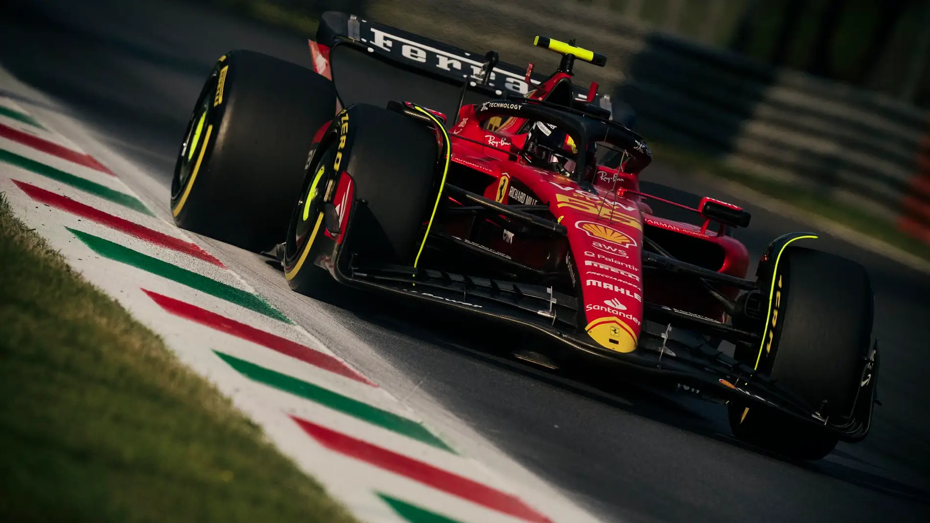 Monza se rinde a los pies de Carlos Sainz tras su Pole con Ferrari