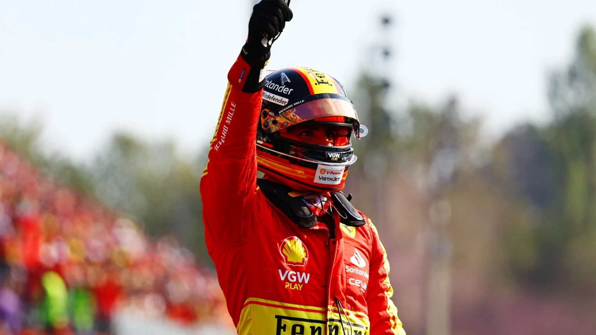 Carlos Sainz celebra una pole con Ferrari