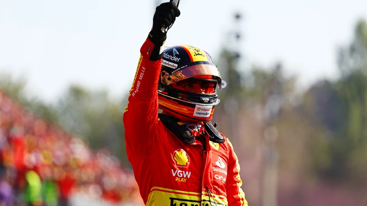 Carlos Sainz celebra una pole con Ferrari