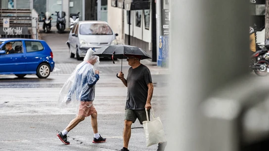 Dos personas caminan bajo la lluvia, a 2 de septiembre de 2023, en Madrid (España). Dos personas caminan bajo la lluvia, a 2 de septiembre de 2023, en Madrid (España).
