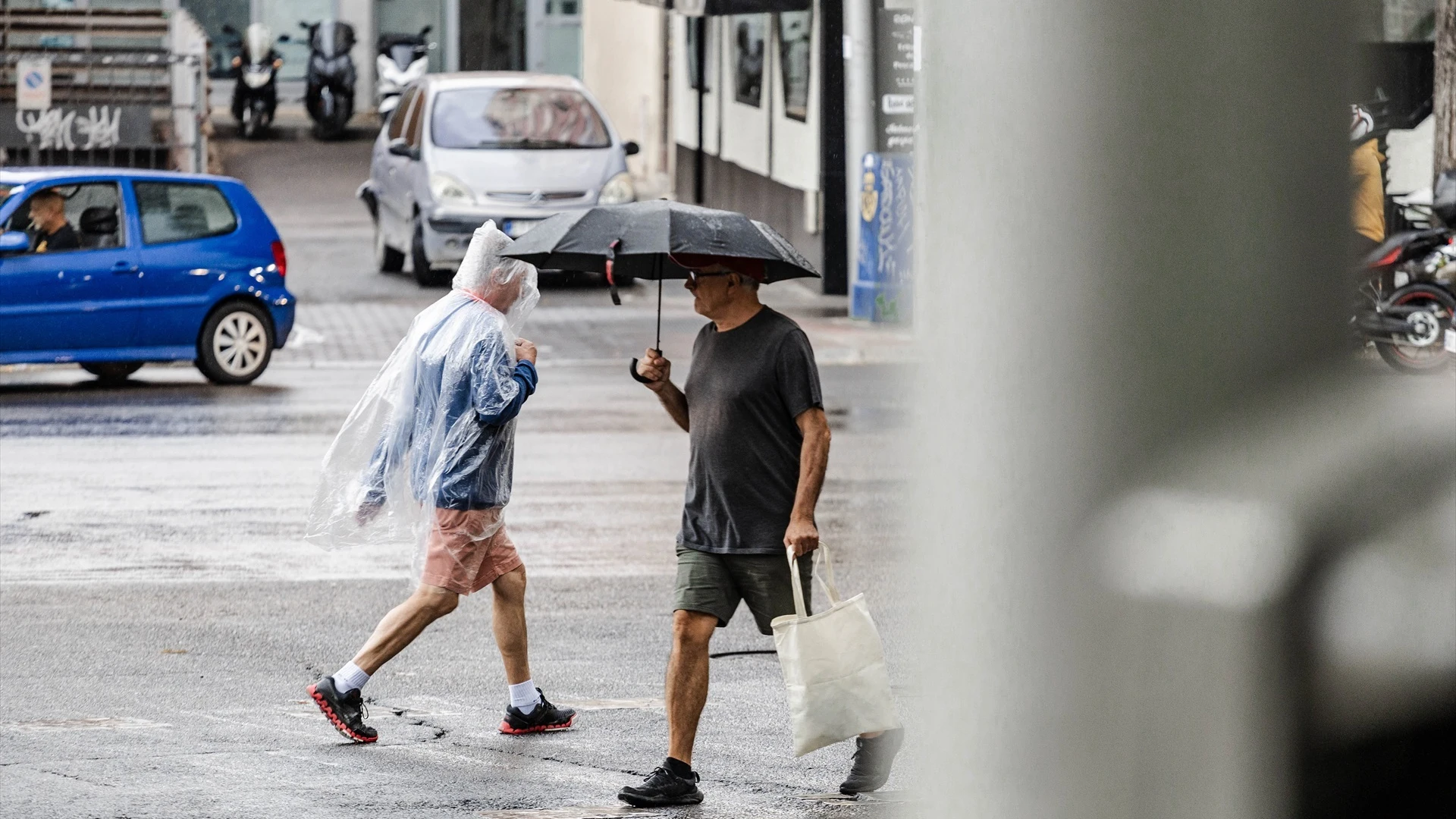 Dos personas caminan bajo la lluvia, a 2 de septiembre de 2023, en Madrid (España).