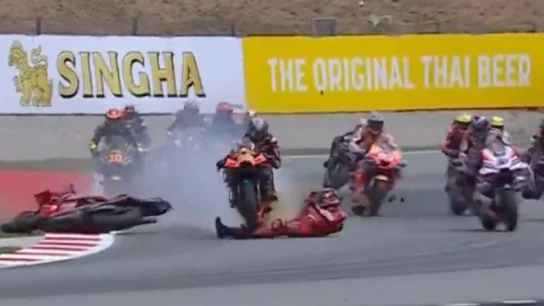 Binder atropella la pierna a Bagnaia Binder atropella la pierna a Bagnaia