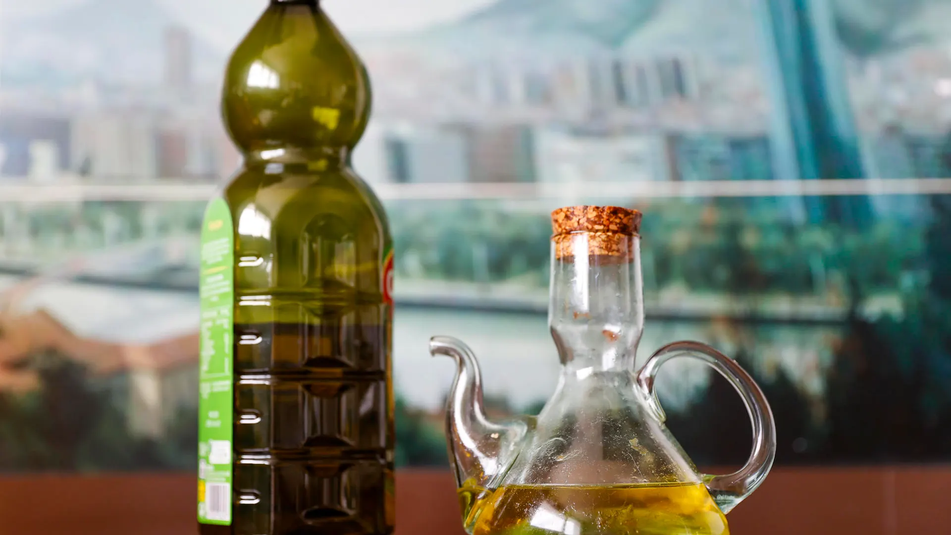 Una botella y una aceitera con aceite de oliva virgen