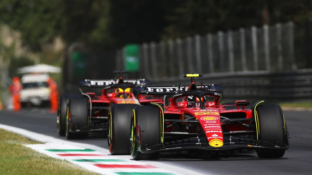 Carlos Sainz, por delante de Charles Leclerc