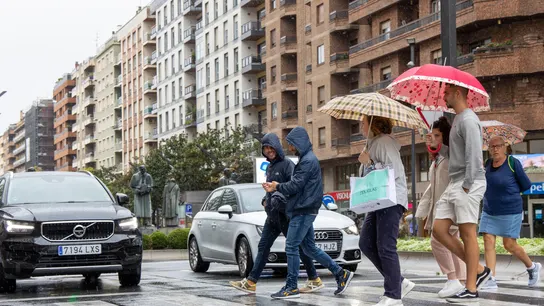 La gente se protege con paraguas de la lluvia en Logroño. La gente se protege con paraguas de la lluvia en Logroño.