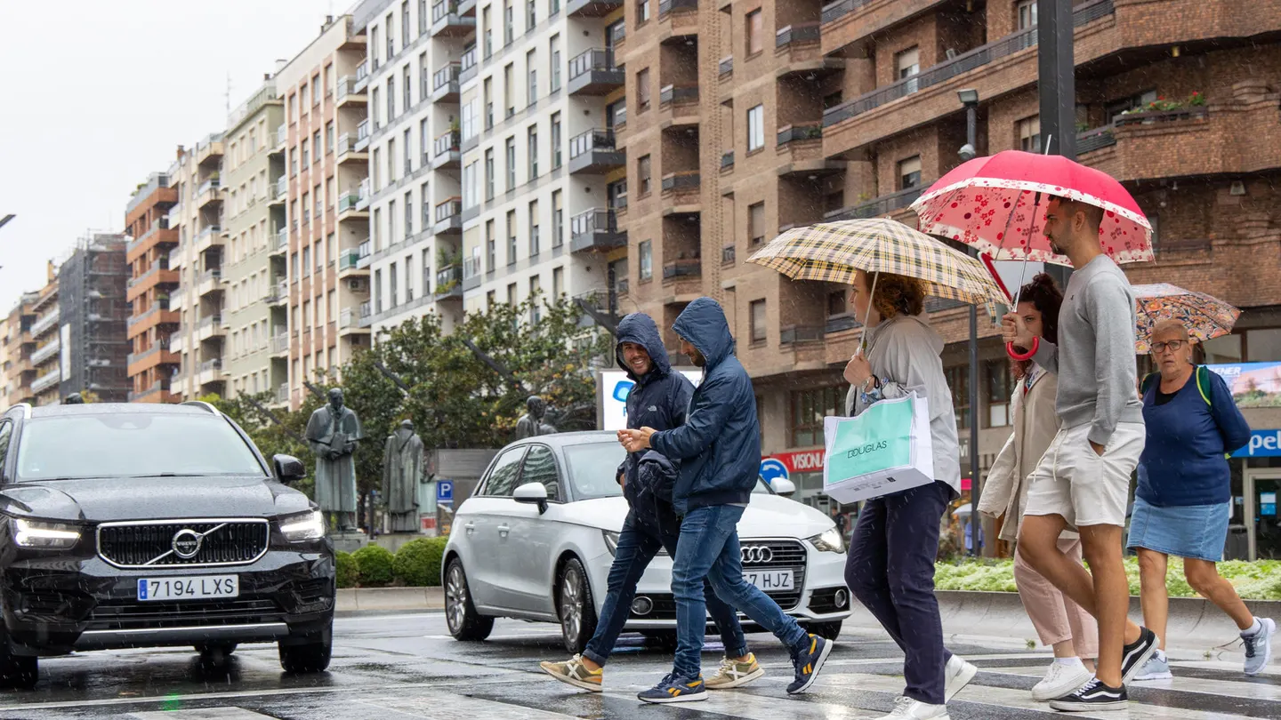 La gente se protege con paraguas de la lluvia en Logroño. La gente se protege con paraguas de la lluvia en Logroño.