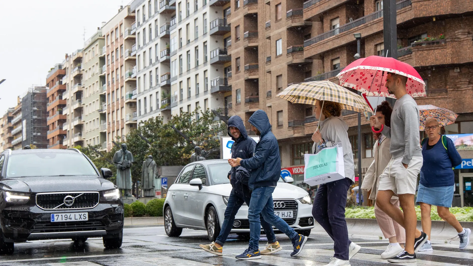 La gente se protege con paraguas de la lluvia en Logroño.