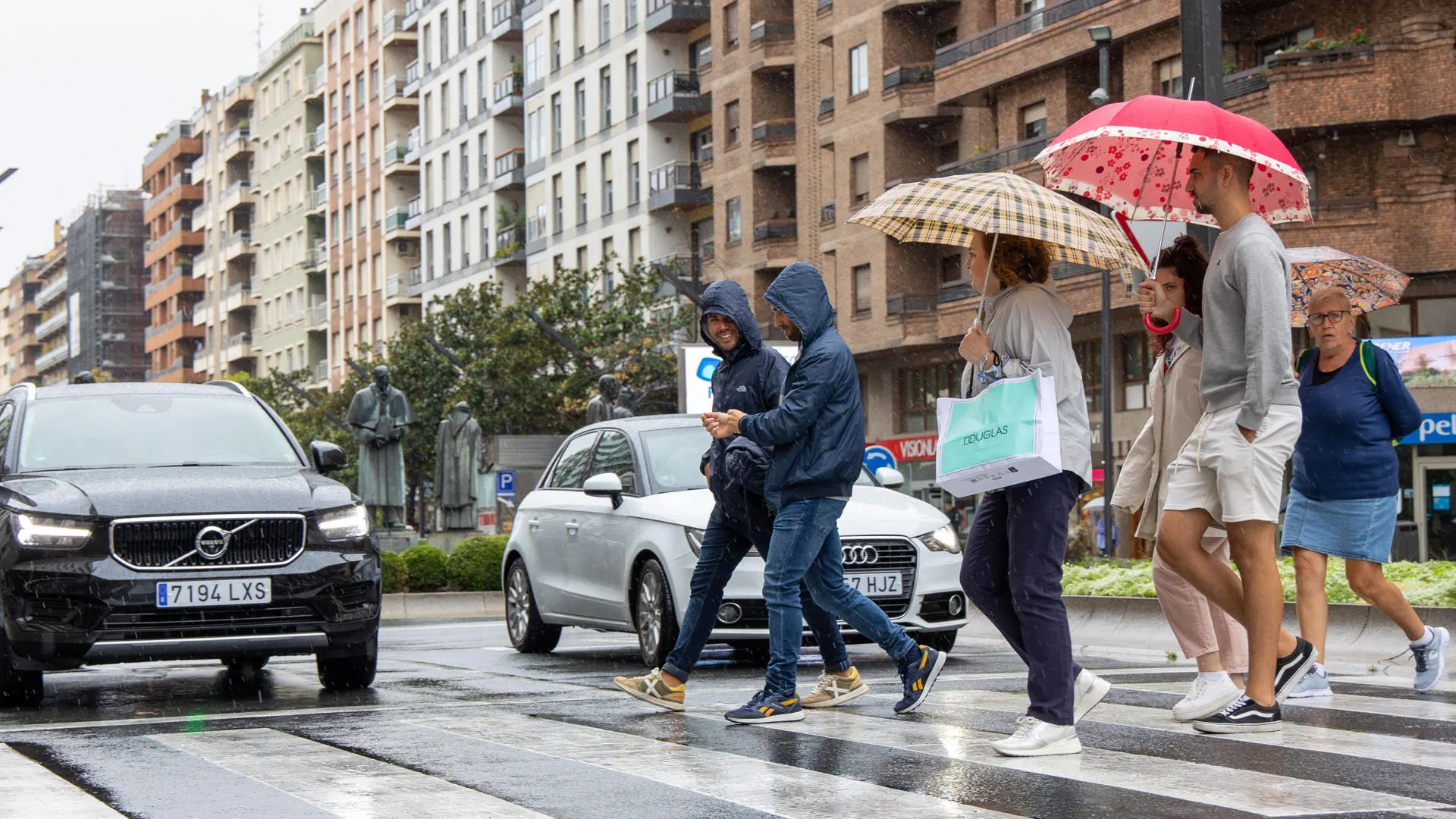 La gente se protege con paraguas de la lluvia en Logroño.