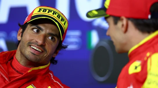 Carlos Sainz charla con Charles Leclerc Carlos Sainz charla con Charles Leclerc