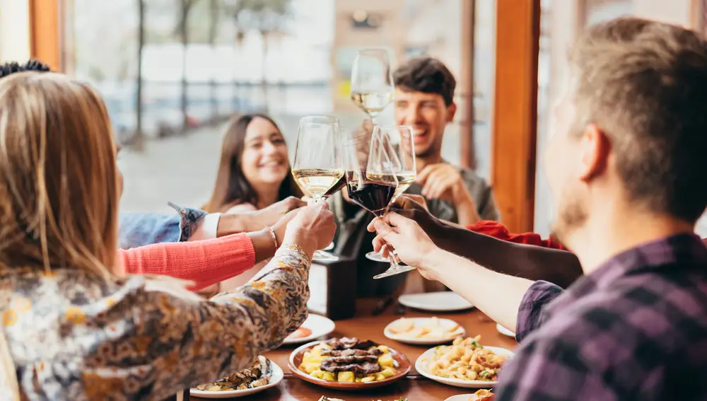 El alcohol no hace que la gente sea más guapa, pero aumenta las posibilidades de que hables con quienes consideras que lo es El alcohol no hace que la gente sea más guapa, pero aumenta las posibilidades de que hables con quienes consideras que lo es