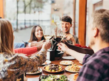 El alcohol no hace que la gente sea más guapa, pero aumenta las posibilidades de que hables con quienes consideras que lo es El alcohol no hace que la gente sea más guapa, pero aumenta las posibilidades de que hables con quienes consideras que lo es