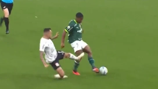 Así fue la terrible entrada que pudo haber lesionado de gravedad a Endrick Así fue la terrible entrada que pudo haber lesionado de gravedad a Endrick