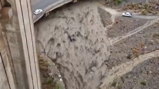 El angustioso rescate de un coche atrapado en una rambla de Albuñol, Granada El angustioso rescate de un coche atrapado en una rambla de Albuñol, Granada