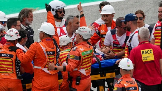 Pecco Bagnaia retirado en camilla Pecco Bagnaia retirado en camilla