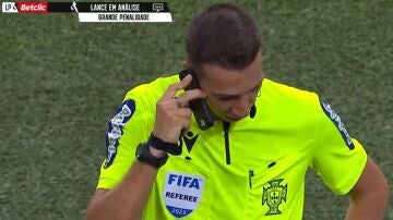 Insólito: Falla la conexión con el VAR en la liga portuguesa y el árbitro toma la decisión... ¡tras una llamada!