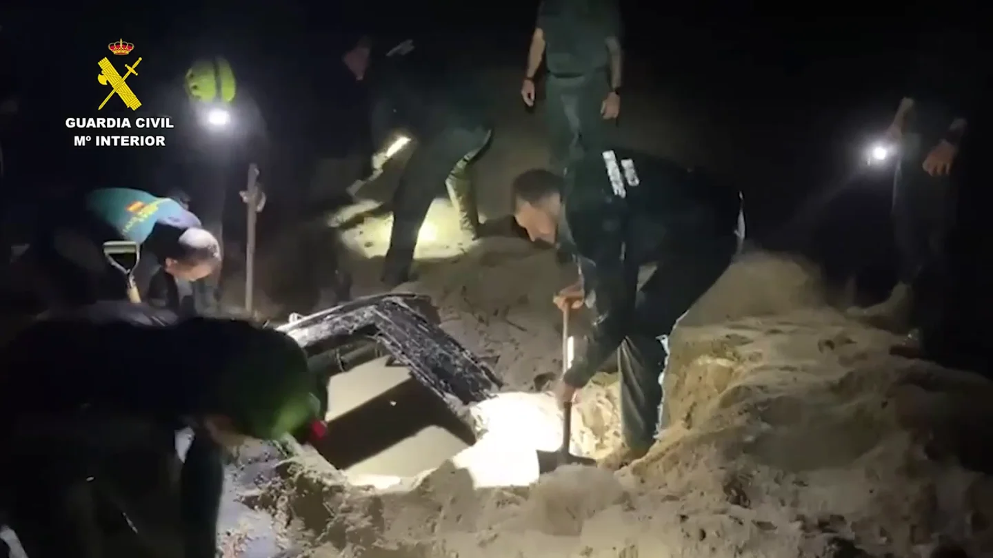 Localizan encaramado a un árbol al niño desaparecido junto a su padre en Aldea del Fresno (Madrid) Localizan encaramado a un árbol al niño desaparecido junto a su padre en Aldea del Fresno (Madrid)