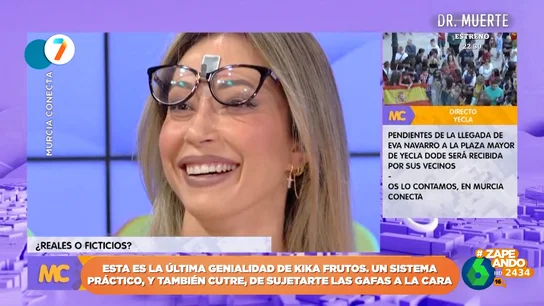 El peculiar invento de una presentadora de la televisión murciana para sujetarse las gafas a la cara El peculiar invento de una presentadora de la televisión murciana para sujetarse las gafas a la cara