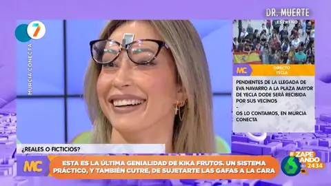 El peculiar invento de una presentadora de la televisión murciana para sujetarse las gafas a la cara