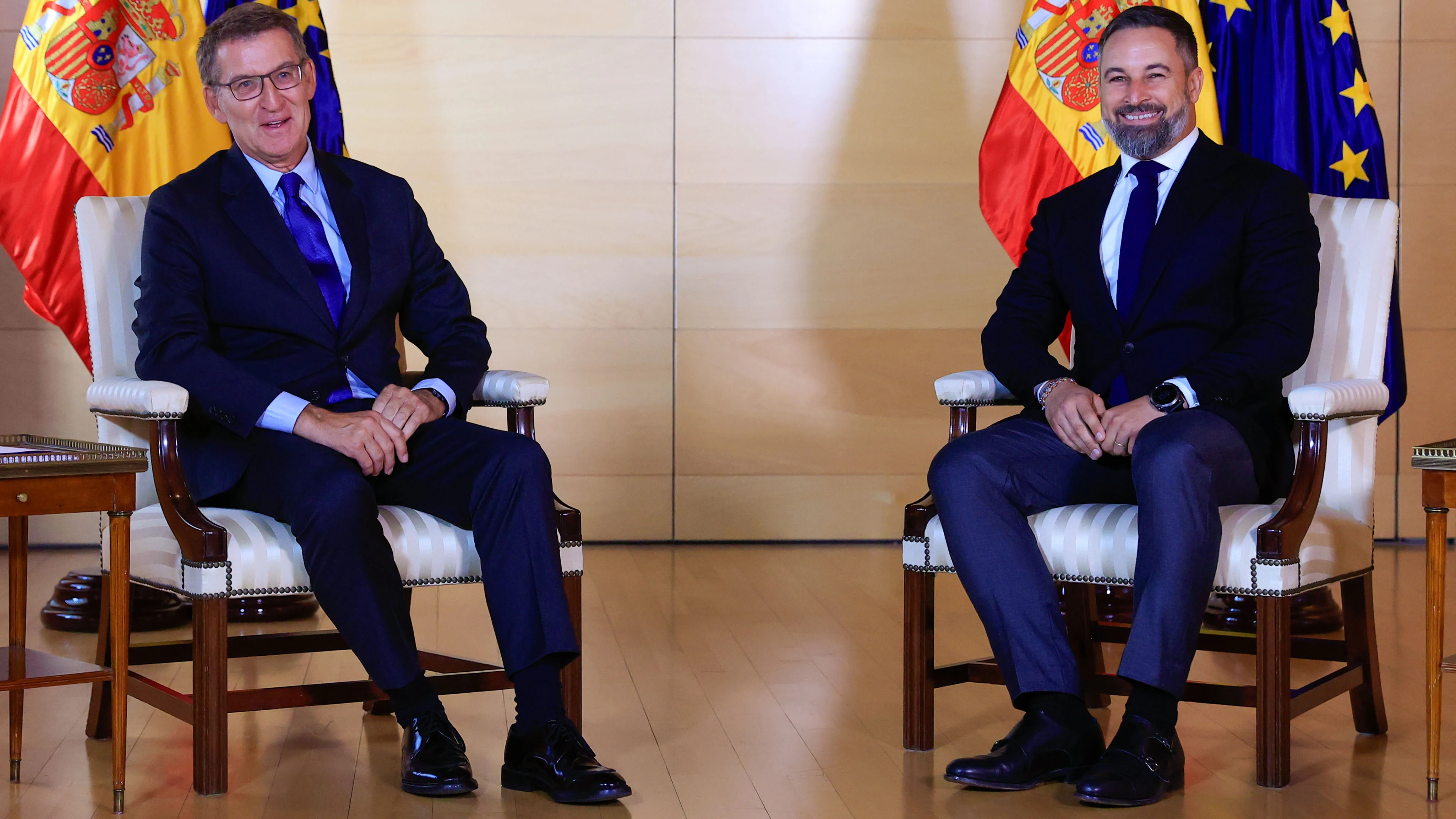 Alberto Núñez Feijóo y Santiago Abascal, sonrientes durante su encuentro en el Congreso