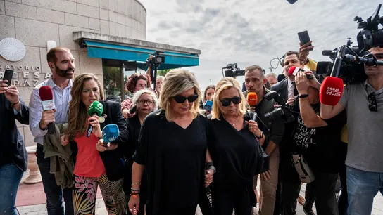 Terelu Campos (i) y su hermana Carmen Borrego, a su llegada al tanatorio de La Paz de Tres Cantos donde ha quedado instalada la capilla ardiente de su madre, la periodista María Teresa Campos. Terelu Campos (i) y su hermana Carmen Borrego, a su llegada al tanatorio de La Paz de Tres Cantos donde ha quedado instalada la capilla ardiente de su madre, la periodista María Teresa Campos.