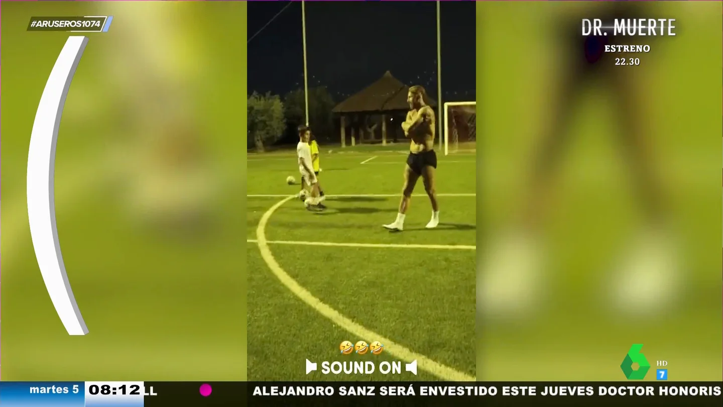 La divertida respuesta del hijo de Sergio Ramos cuando le explica cómo lanza un penalti: "Eso lo hace Neymar" La divertida respuesta del hijo de Sergio Ramos cuando le explica cómo lanza un penalti: "Eso lo hace Neymar"