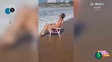 El inesperado percance de una señora mientras toma el sol en la orilla de la playa