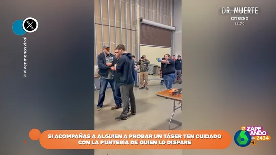 La reacción de un joven al llevarse la descarga de una táser por error La reacción de un joven al llevarse la descarga de una táser por error