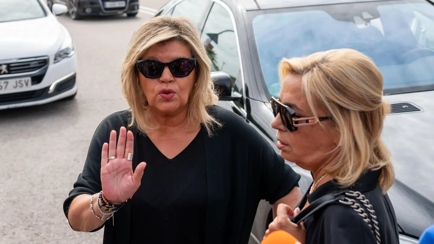 Terelu Campos (i) y su hermana Carmen Borrego, a su llegada al tanatorio de La Paz de Tres Cantos donde ha quedado instalada la capilla ardiente de su madre, la periodista María Teresa Campos. Terelu Campos (i) y su hermana Carmen Borrego, a su llegada al tanatorio de La Paz de Tres Cantos donde ha quedado instalada la capilla ardiente de su madre, la periodista María Teresa Campos.