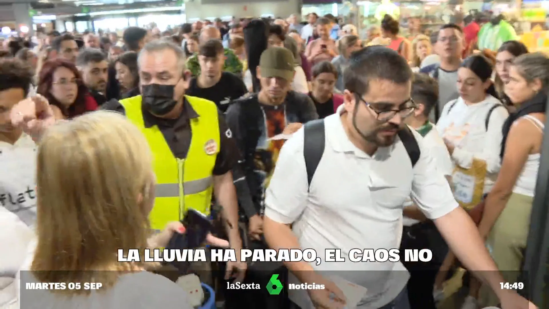 Trenes que no salen o tardan el doble de lo que deberían: indignación y caos dos días después de la DANA