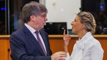 Carles Puigdemont y la vicepresidenta y líder de Sumar, Yolanda Díaz, conversan tras su reunión este lunes en Bruselas con el objetivo de recabar el eventual apoyo de JxCat a la investidura de Pedro Sánchez.