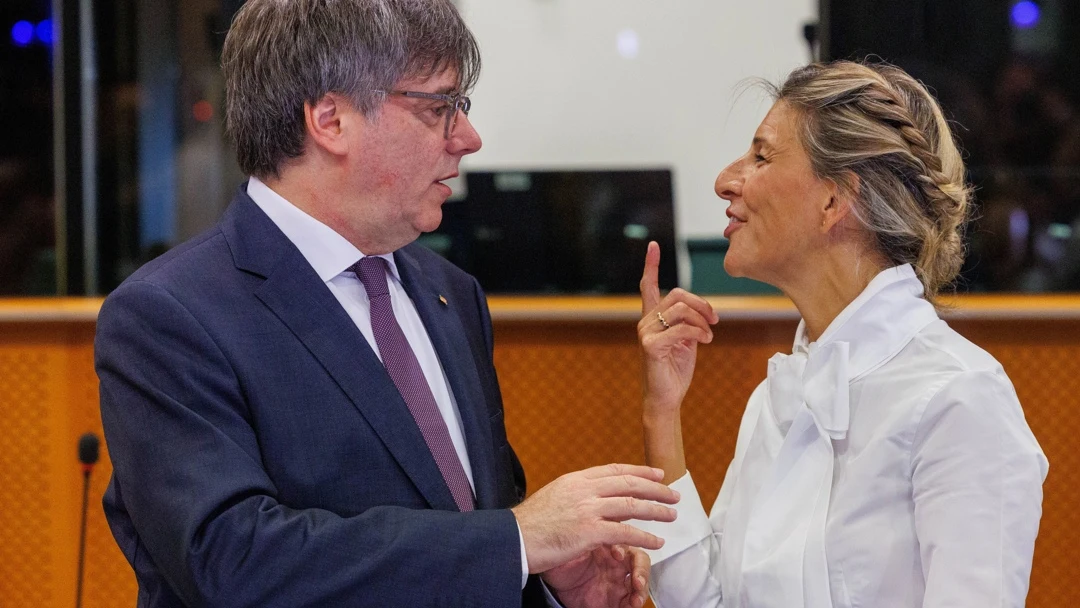 Carles Puigdemont y la vicepresidenta y líder de Sumar, Yolanda Díaz, conversan tras su reunión este lunes en Bruselas con el objetivo de recabar el eventual apoyo de JxCat a la investidura de Pedro Sánchez.