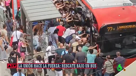 Varias personas logran levantar un autobús a pulso en Bilbao para liberar a un hombre atrapado Varias personas logran levantar un autobús a pulso en Bilbao para liberar a un hombre atrapado