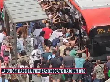 Varias personas logran levantar un autobús a pulso en Bilbao para liberar a un hombre atrapado