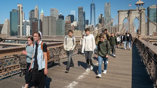 Imagen de archivo de turistas cruzando el icónico puente de Brooklyn. Imagen de archivo de turistas cruzando el icónico puente de Brooklyn.