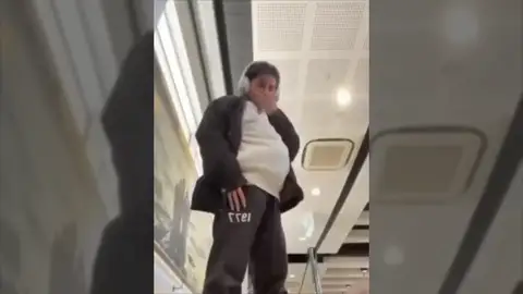 Una pasajera es obligada a pagar a una multa de la aerolínea por el truco de ponerse toda la ropa de la maleta: "Tenía 6 kilos más" Una pasajera es obligada a pagar a una multa de la aerolínea por el truco de ponerse toda la ropa de la maleta: "Tenía 6 kilos más"