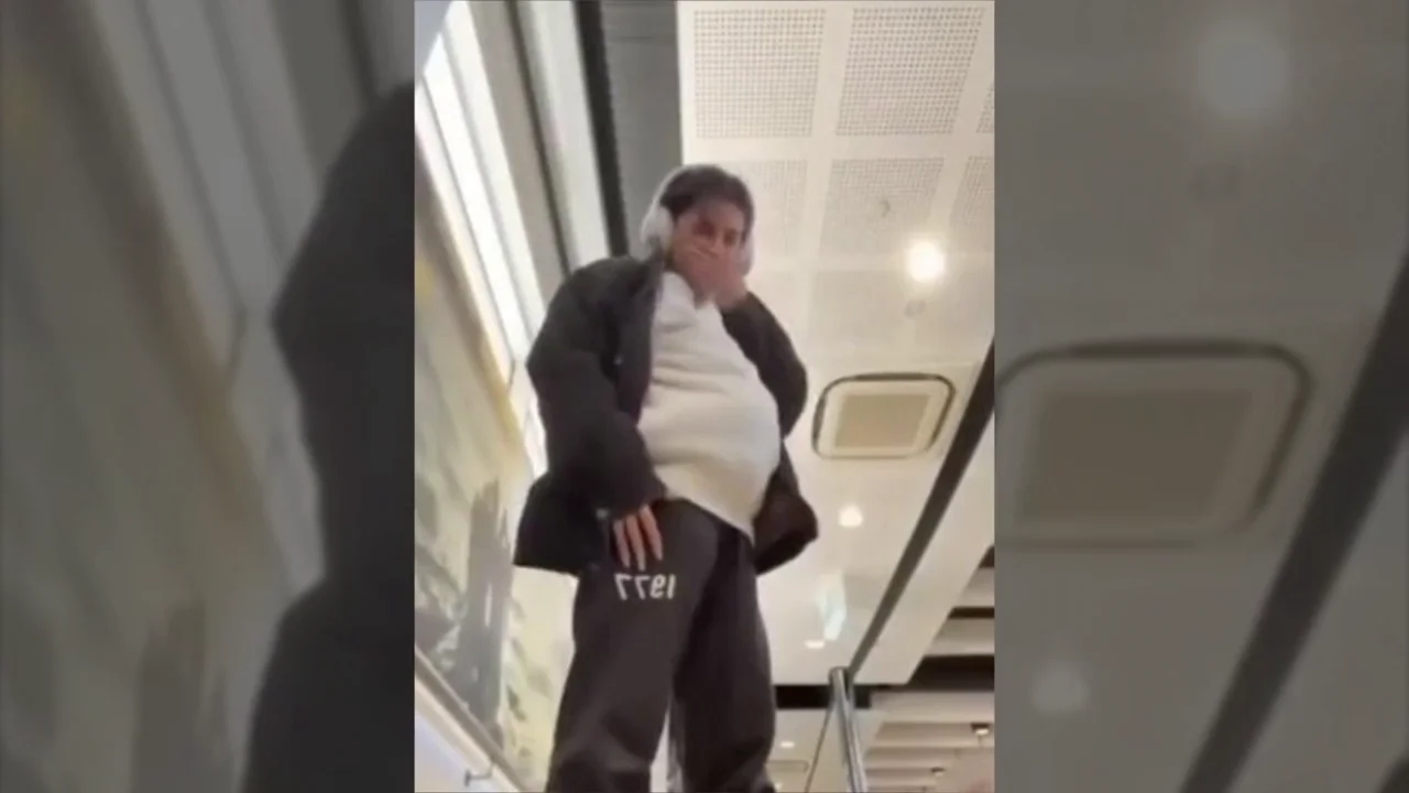 Una pasajera es obligada a pagar a una multa de la aerolínea por el truco de ponerse toda la ropa de la maleta: "Tenía 6 kilos más" Una pasajera es obligada a pagar a una multa de la aerolínea por el truco de ponerse toda la ropa de la maleta: "Tenía 6 kilos más"