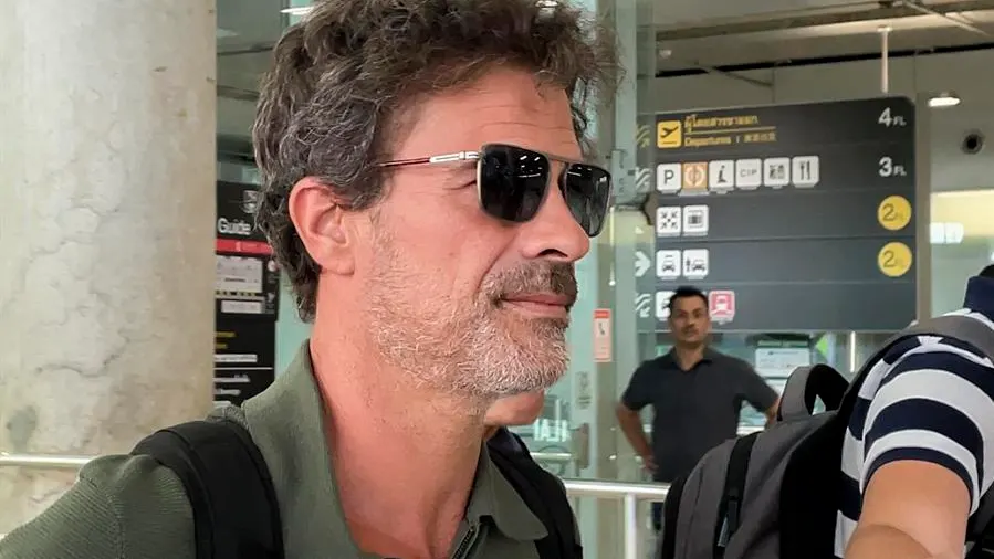 Rodolfo Sancho llega al aeropuerto internacional de Suvarnabhumi en la capital de Tailandia.