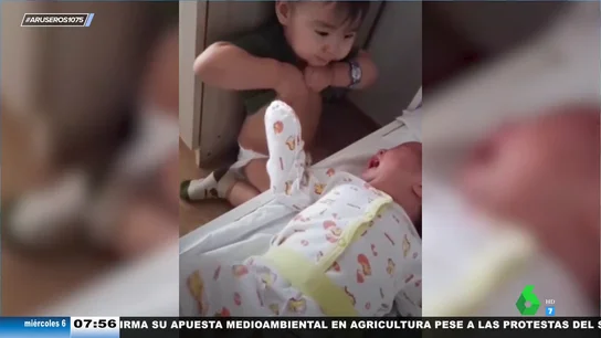 El inocente gesto de un niño pequeño que intenta darle el pecho a su hermano recién nacido para que deje de llorar El inocente gesto de un niño pequeño que intenta darle el pecho a su hermano recién nacido para que deje de llorar