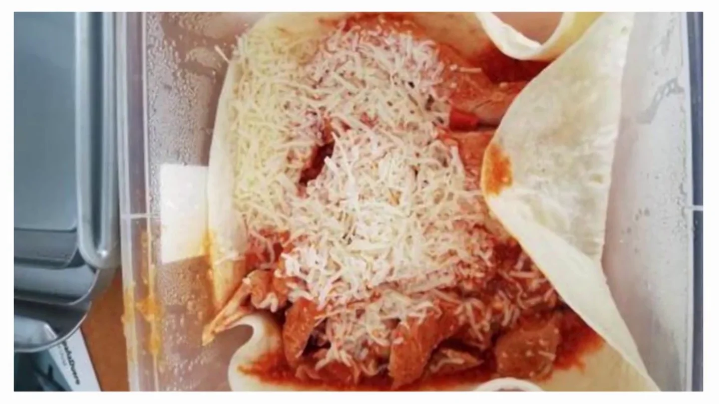 "Nos intoxicamos 80 personas con unas fajitas": dos estudiantes destapan la ínfima calidad de la comida que reciben en su residencia "Nos intoxicamos 80 personas con unas fajitas": dos estudiantes destapan la ínfima calidad de la comida que reciben en su residencia