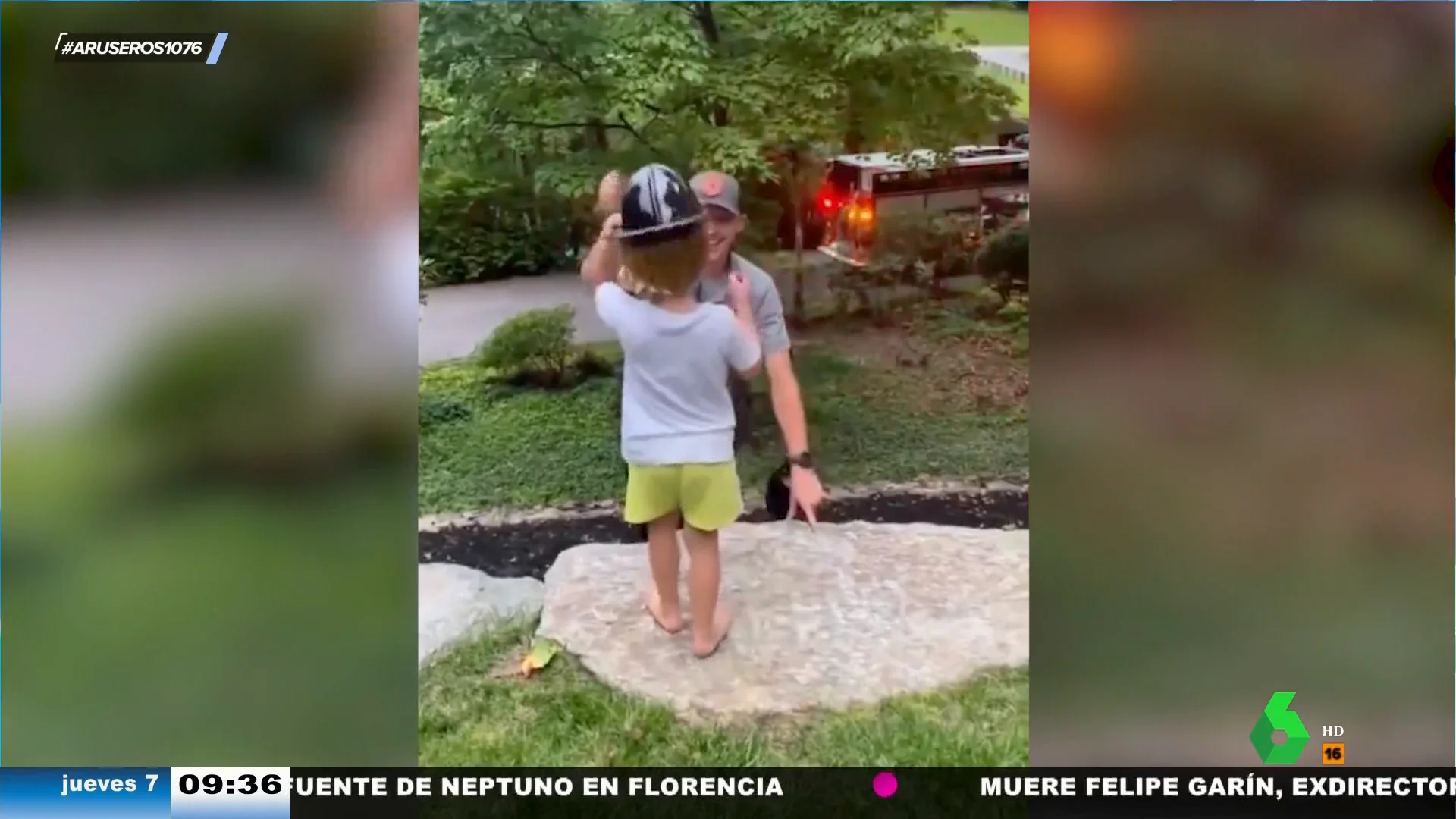 El bonito detalle de un bombero con un niño que le saluda todos los días cuando pasa con el camión