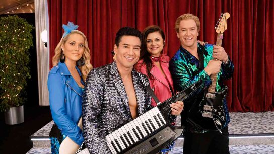 Mark-Paul Gosselaar (derecha) en el revival de 'Salvados por la campana' junto a otros protagonistas de la serie original.