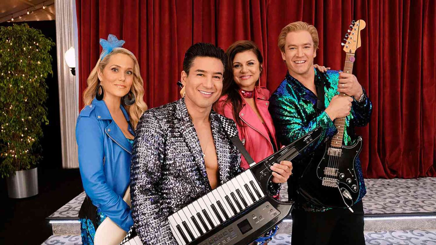 Mark-Paul Gosselaar (derecha) en el revival de 'Salvados por la campana' junto a otros protagonistas de la serie original.