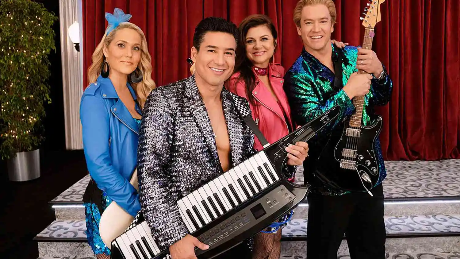 Mark-Paul Gosselaar (derecha) en el revival de 'Salvados por la campana' junto a otros protagonistas de la serie original.