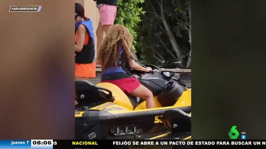 El susto de Shakira al estampar su moto de agua contra el muelle: así reaccionan los presentes El susto de Shakira al estampar su moto de agua contra el muelle: así reaccionan los presentes