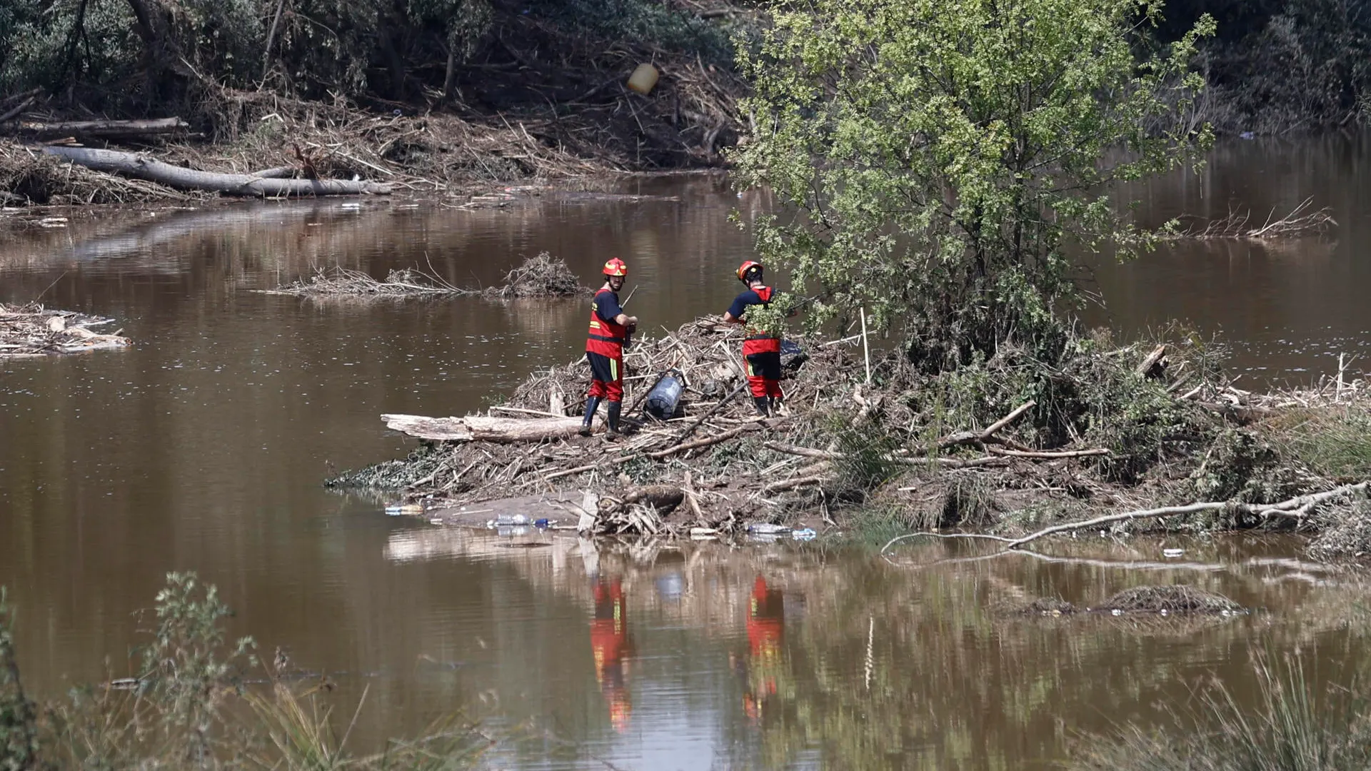 La Guardia Civil durante los trabajos de búsqueda del hombre desaparecido en Aldea del Fresno