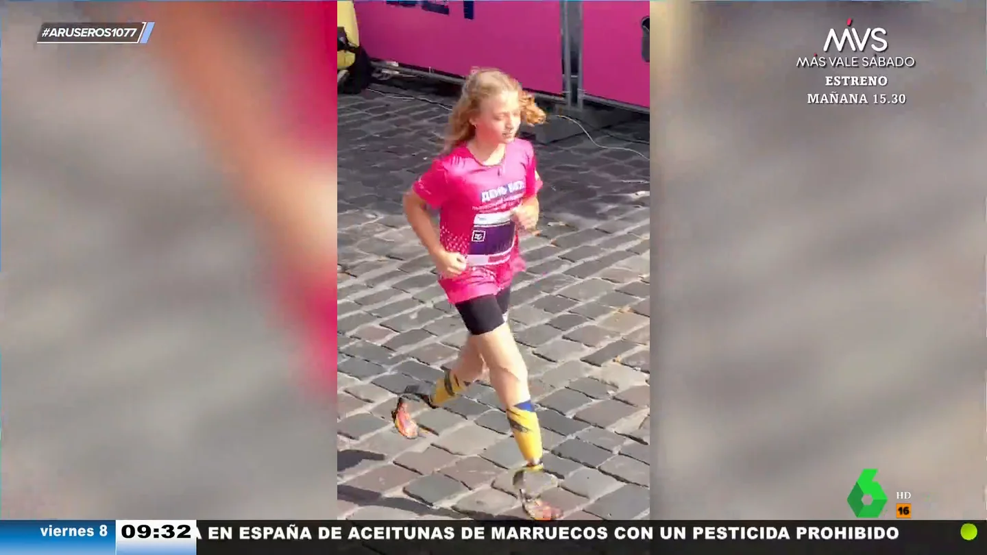 Una niña ucraniana, que perdió sus piernas en la guerra por un bombardeo, corre en una maratón con piernas ortopédicas Una niña ucraniana, que perdió sus piernas en la guerra por un bombardeo, corre en una maratón con piernas ortopédicas