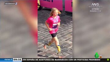 Una niña ucraniana, que perdió sus piernas en la guerra por un bombardeo, corre en una maratón con piernas ortopédicas