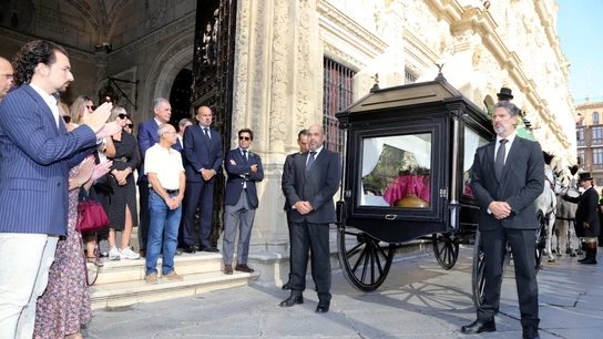 Maria Jiménez cumple su último deseo con un paseo póstumo por Triana y una despedida multitudinaria Maria Jiménez cumple su último deseo con un paseo póstumo por Triana y una despedida multitudinaria