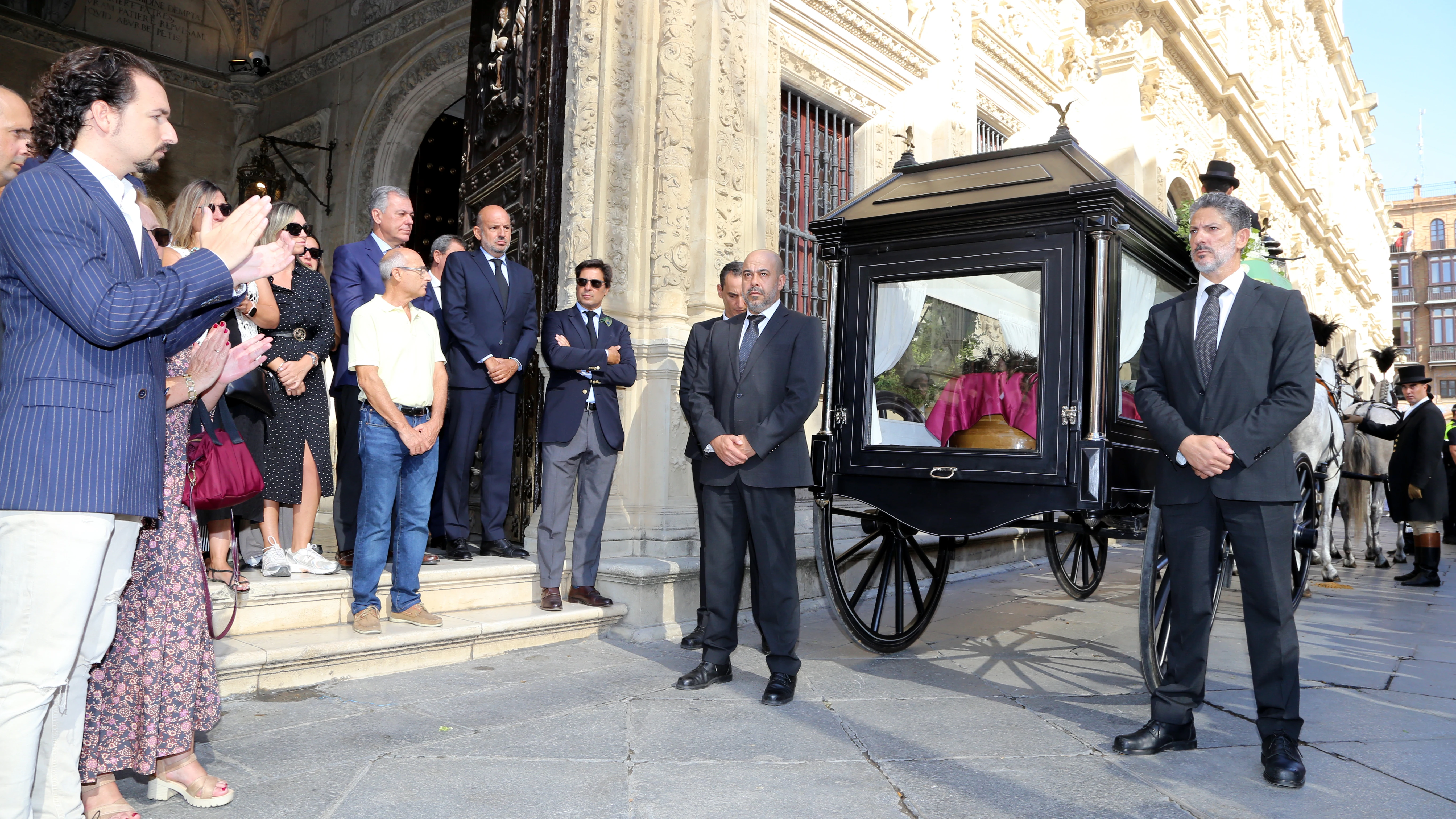 Maria Jiménez cumple su último deseo con un paseo póstumo por Triana y una despedida multitudinaria