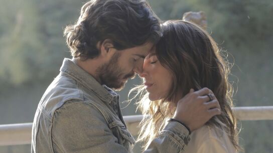 Maxi Iglesias y Kate del Castillo en 'Volver a caer'.